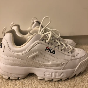 Fila sneakers - Fina sneakers från Fila. Använda ett fåtal gånger men är i väldigt bra skick. Köparen står för frakten. Fraktar endast.