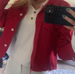 Röd jeansjacka - Säljer min röda jeansjacka från Gina Tricot med slitningar längst ner och silver detaljer. Den är i bra skick då jag endast använt den ett fåtal gånger (finns ej att köpa i butik längre) ❤️