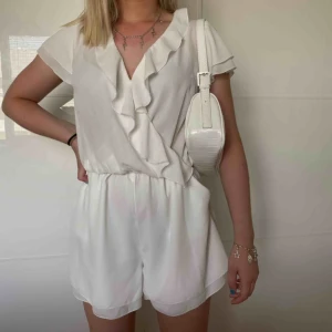  - Säljer denna jätte gulliga byxdress från H&M i storlek 38! Sitter jätte fint på men kommer dessvärre inte till någon större användning.🌸