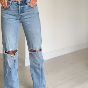 &Other stories jeans! - Säljer nu mina favorit jeans, från & other stories som är slutsålda överallt. Storlek 28, jag bär vantligtvis 36, och dem sitter helt perfekt på. Säljer nu dessa för 550 ink frakt 💕