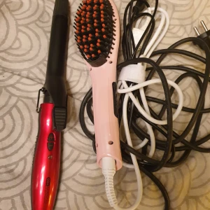 Locktång och kamförn - Locktång från remington. Nypris. 499kr. Plattborste från Emerio. Nypris. 299kr