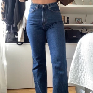 Croppade rowe jeans från weekend  - Jeans från weekend i modellen row, i fint skick men tyvärr för stora för mig så måste derför sälja vidare dom. Köpare står för frakten.  Obs! Bilderna är lånade✨💜