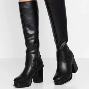 Svarta platåstövlar - Grymma platåstövlar från Even & Odd! Storlek 37. Köpta från Zalando, använda kanske 2 ggr och är i fint skick! Finns i Skärholmen men kan mötas upp!