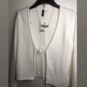 HM Kofta  - Säljer denna sjukt fina kofta då den är för liten och inte används ✨ Har bara testats och är så gott som ny!