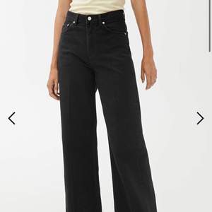 Säljer sånna här svarta vida jeans från Gina tricot. Dom har storlek 38. Använd ett par fåtal gånger 