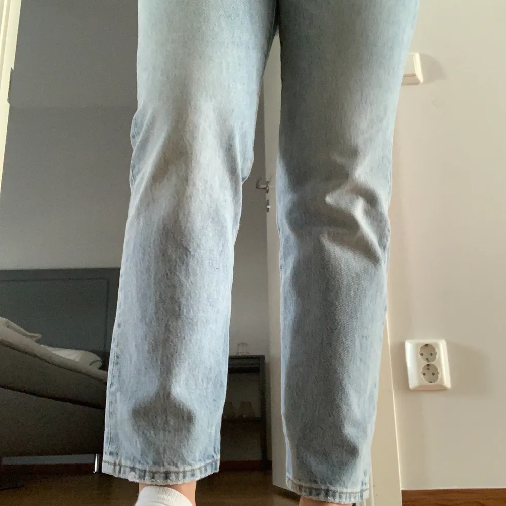 Helt nya 501 crop Levis jeans, som är för stora i midjan för mig. Ordinarie pris 1149kr. Köparen står för frakten! 💕✨. Jeans & Byxor.