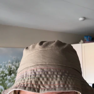 Bucket hat - En egensydd fiskehatt med vit innerkant och regnbågsfärgad tråd🌈. Jag gillar den men använder den inte så mycket. Frakt ingår! Högsta bud vinner🥰