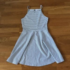 H&M randig klänning - H&M stripped dress, brand new never used!