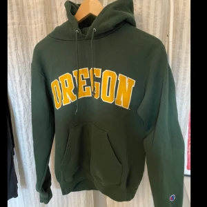 Champion hoodie - Grön champion hoodie köpt på beyond retro. S, men skulle säga den är lite oversized! Jättebra skick💚 88kr frakt tillkommer😁