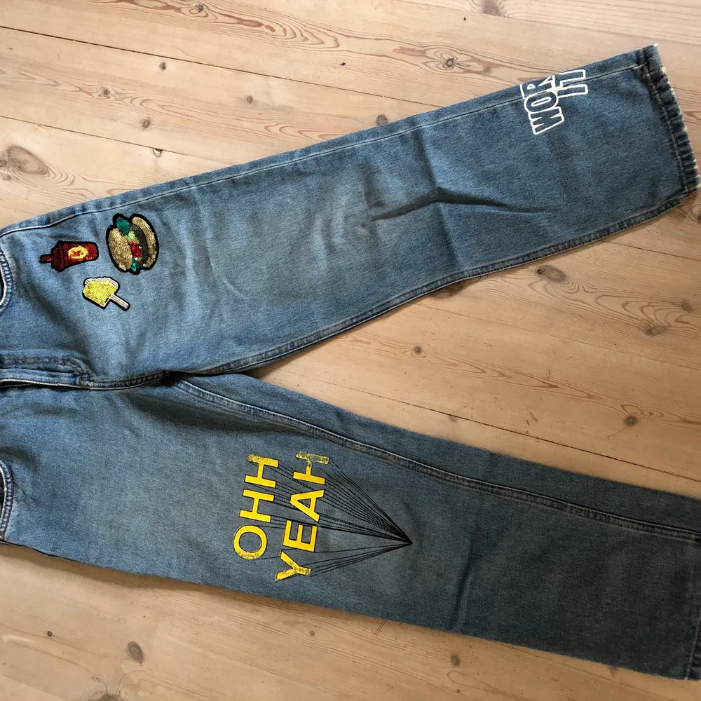 Säljer dessa zara jeans då de är för korta på mig som är 177cm lång. Köptes i Milano för 2 år sedan men användes aldrig då de var för korta. Frakt tillkommer💗. Jeans & Byxor.