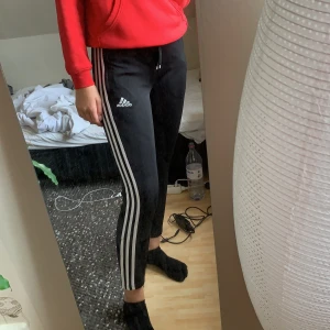 Adidasbyxor  - Ett par vanliga Adidasbyxor som är alldeles för små för mig. Skulle nog passa en liten xs. De är i M i barnstorlek. De är i bra skick och inte använda på många år. ❤️