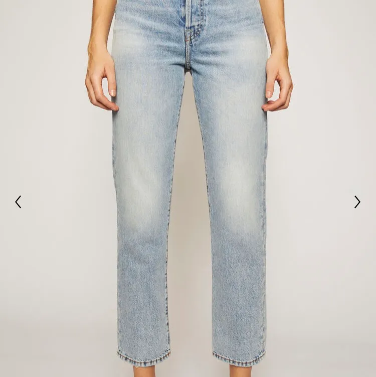 Sjukt snygga mom jeans från acne studios! Använd några gånger men i bra skick! Säljer pga för stora! Nypris-2300. Jeans & Byxor.