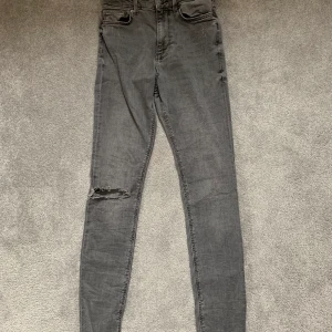 Gråa jeans ifrån Zara!!! - Säljer ett par svin snygga gråa jeans ifrån Zara pga av att dom inte längre kommer till användning, jeansen passar mig bra i längden och jag är 170, köpte jeansen för 399kr och säljer dem för 100+ frakt!!!