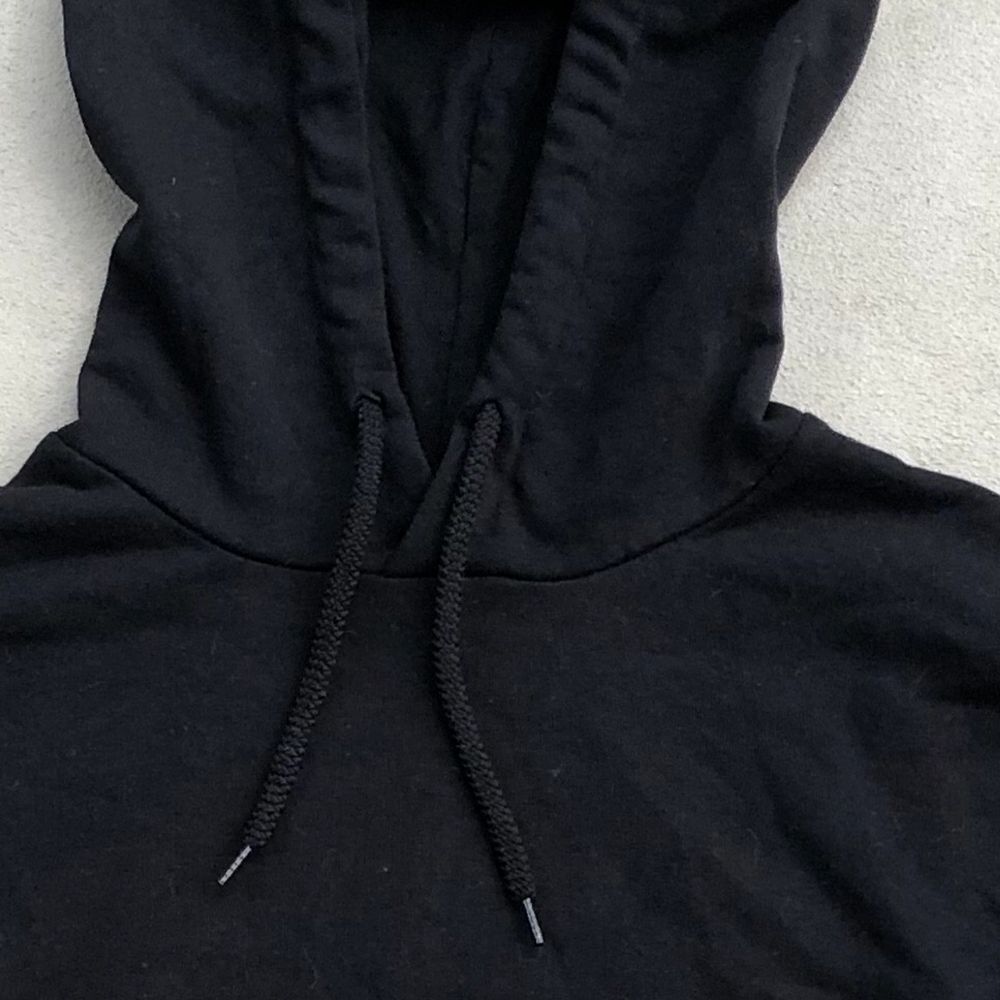 Storlek S. Vanlig svart hoodie. Otroligt mjuk å skön inuti. Använd 2 gånger.. Huvtröjor & Träningströjor.