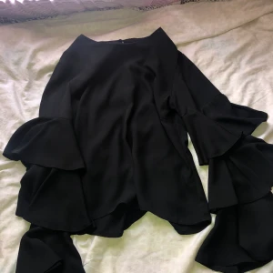 Tröja i strl 38 - En tröja med vida armar  i strl 38! Använd fåtal gånger! Frakt får man står för själv! 