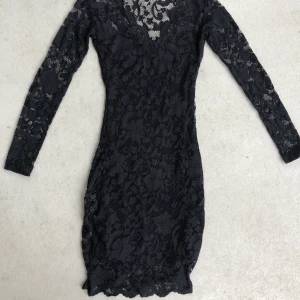 Klänning Gina Tricot - Storlek XS. Använd 1-2 gånger. Väldigt fint skick. Sitter slimmat om kroppen och ser elegant ut. 150 kr.