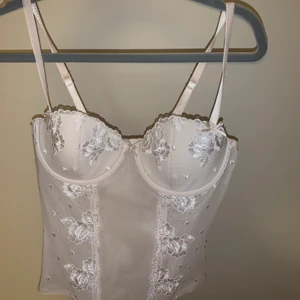 Linne - Säljer dethär jättesöta vita spetslinnet som tyvärr är för litet för mig. Linnet är i bh storlek 75B och går att spänna i bak. Säljs för 200 eller högsta bud 🌈🐌