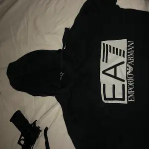 Armani EA7 hoodie. Köpt på johnells. Storlek S. Fint skick. Säljes pga för liten . 