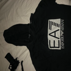 EA7 - Armani EA7 hoodie. Köpt på johnells. Storlek S. Fint skick. Säljes pga för liten . 