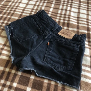 Svarta Levis shorts  - Svarta shorts från Levis. Ordinarie pris 549kr. Sitter snyggt men jag har tyvärr vuxit ur dem. Frakt tillkommer.