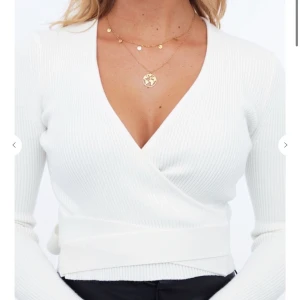 Vit tröja med knytning - 💕✨fin tröja som man kan knyta på flera olika sätt den är helt ny och använd 1 gång eft den var lite för v ringad för mig🦋den är väldigt stretchig och skönt varmt material.💕(det var budgivning på denna tröja innan men den som gav hösta bud var ej seriös)