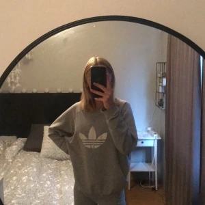 Adidas långärmad tröja  - Andvänd ett fåtal gånger men en väldigt skön och snygg långärmad tröja 💕 Buda hjärna över 50kr