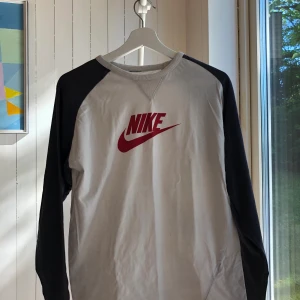 Gammal Nike tröja  - Retroaktig Nike tröja med fint rött tryck! Bortsliten lapp men skulle säga att den passar storlek s/m. Kan fraktas (frakt tillkommer) eller mötas upp i Sthlm! 