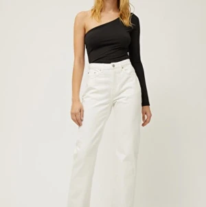 Weekday voyage jeans - Vita jeans från weekday, voyage, andvända ca. 3 gånger. Är för små för mig så kan inte skicka några bilder på. Ny pris: 500kr💕