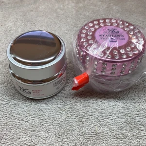 Gelé till naglar  - 2 nagelgeleér från nagelgiganten, oöppnade. 50kr styck+frakt 