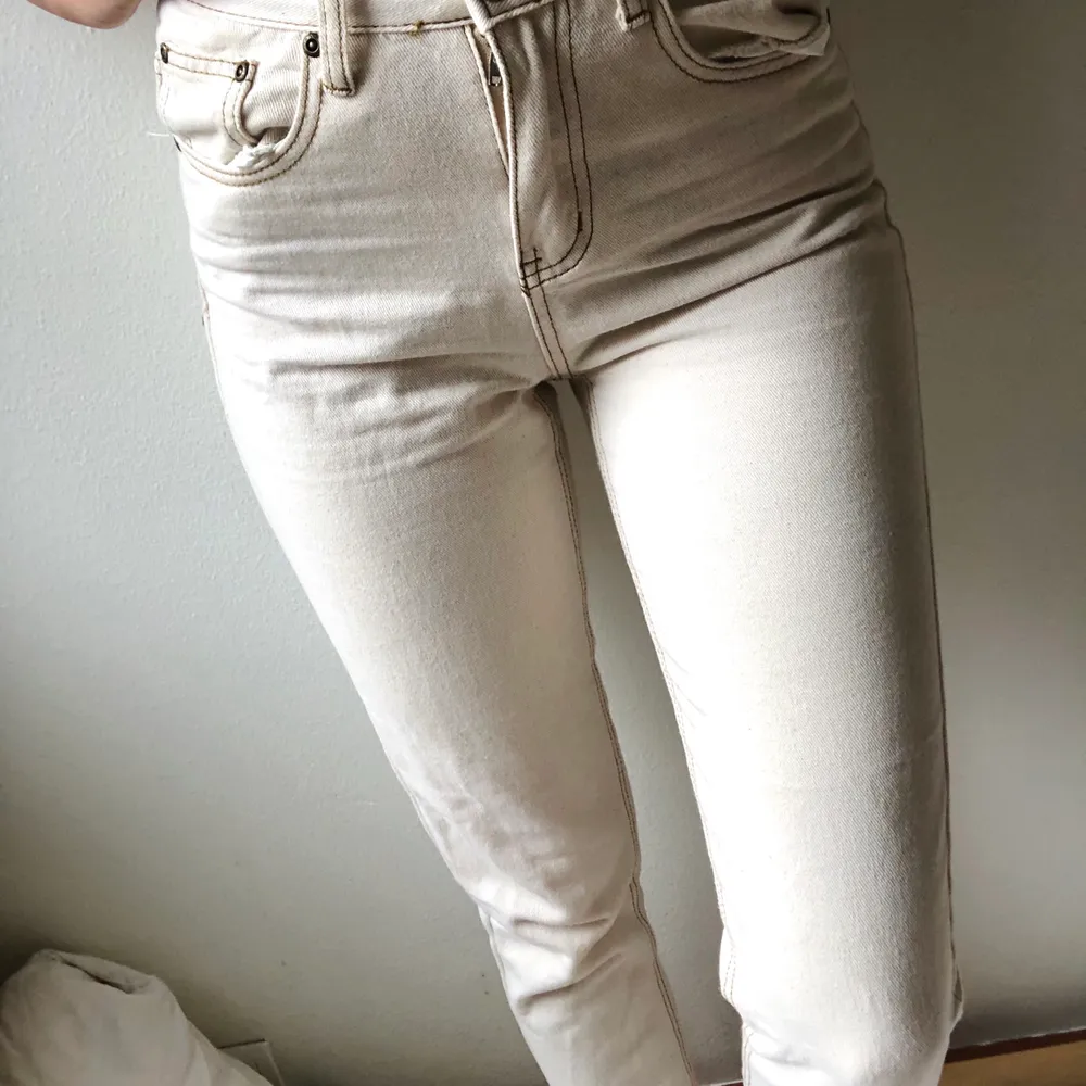 Jeans i bomull från boohoo i beige, mjuka i tyget med lite lite stretch. I gott skick. . Jeans & Byxor.