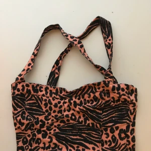 Ascool topp! - Linne/topp från Gina tricot i stl s, säljer då det tyvärr är för litet för mig:( Det är i fint skick bortsätt från nåra mindre trådar i sömmarna, detta är dock inget som märks eller har skapat hål i plagget😊 pris:25kr+frakt, kan ev mötas upp i sthlm/nacka