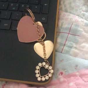 Nyckelring - Säljer denna sjukt dina nyckelringen då jag inte kommer använda den. Möts bara upp i göteborg