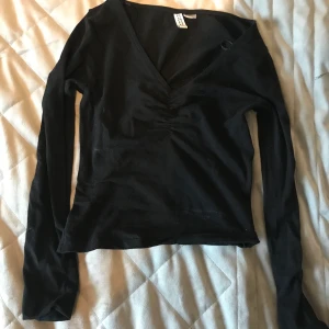 Långärmad tröja  - Långärmad tröja med dragning (?) från h&m. Använd några få gånger men i bra skick. Storlek Xs. Säljer för 80 + frakt (: