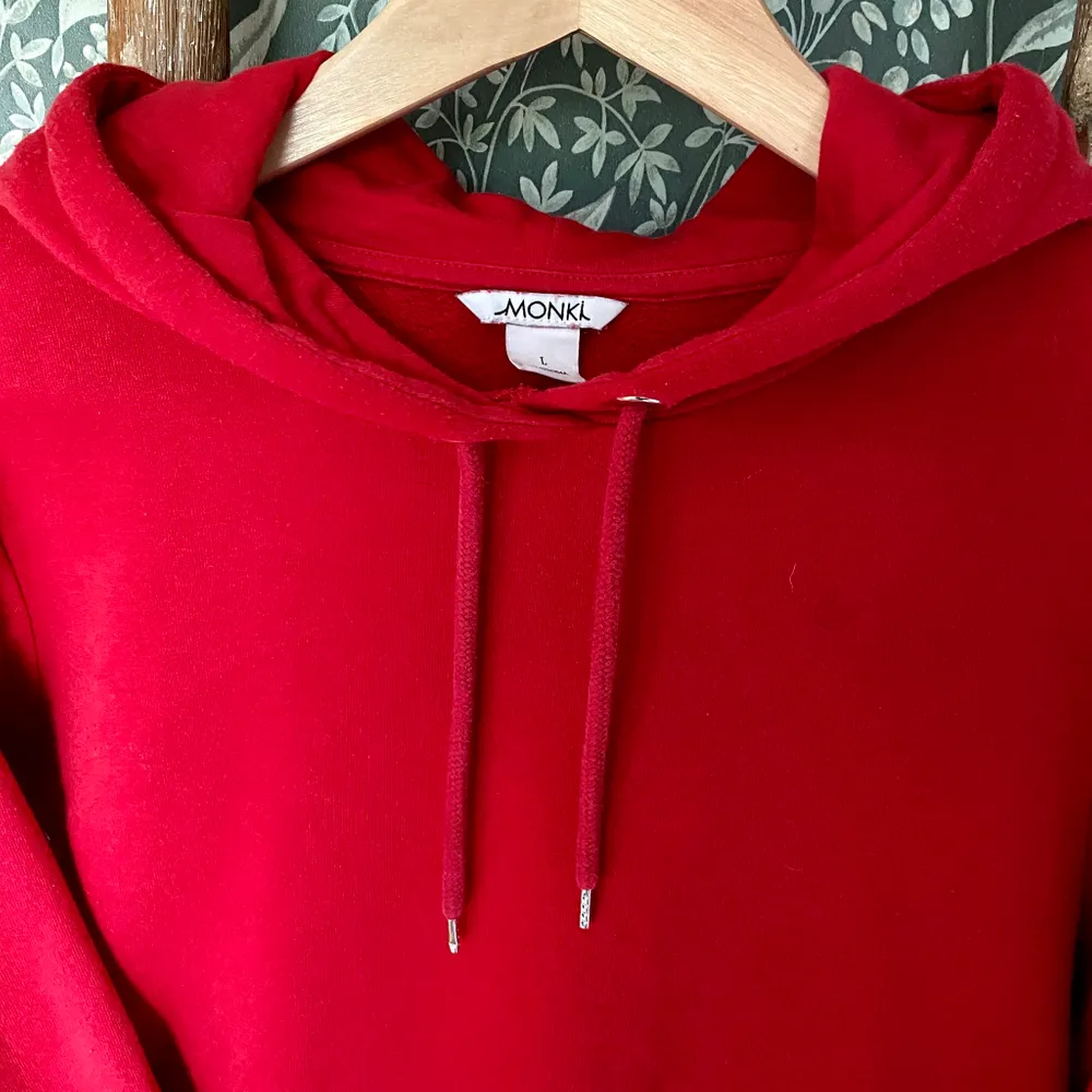 Röd hoodie från Monki i storlek L, men jag skulle snarare säga att den passar M. Väldigt bra skick. Frakt ingår. Hoodies.