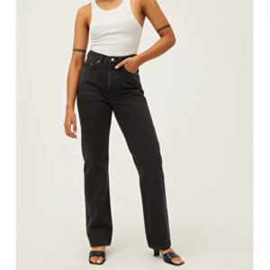 Rowe jeans weekday - Svarta jeans från weekday i modellen rowe. Har tvättat jeansen så därför är de aningen gråare. Str 26/32. I fint skick!