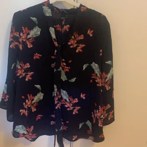 Mörkblå blus - Säljer en mörblå blus med blommor från Gina tricot. Strl 40 fint skick. 40kr, köparen står för frakt