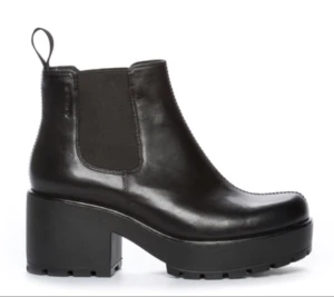  - Snygga Vaga Bond Dioon köpta förra året använt fåtal gånger. I väldigt gott skick. Nypris 999kr. 
Svart skinn klack 7 cm platå 3,5cm supersköna!
Frakt tillkommer.
