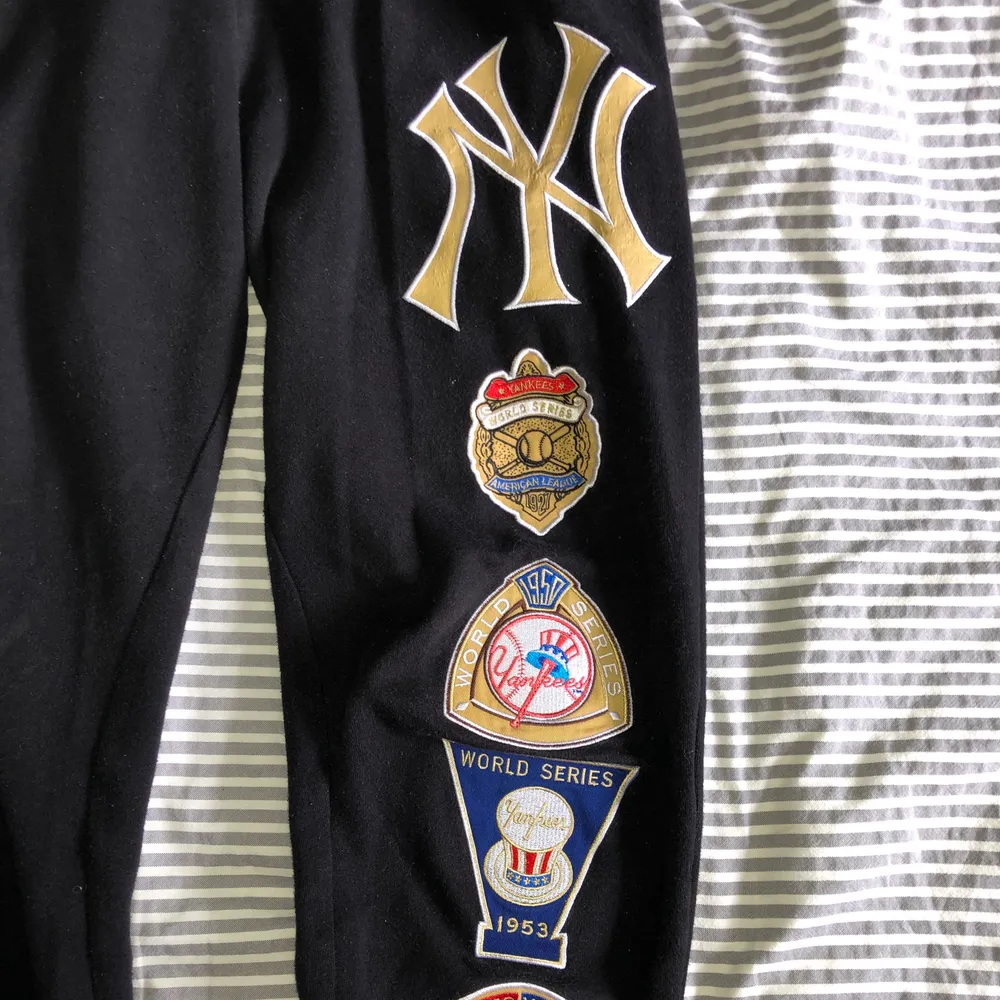 Black New York Yankees sweatpants. Size M. Very good condition (4 out of 5) . Hoodies.