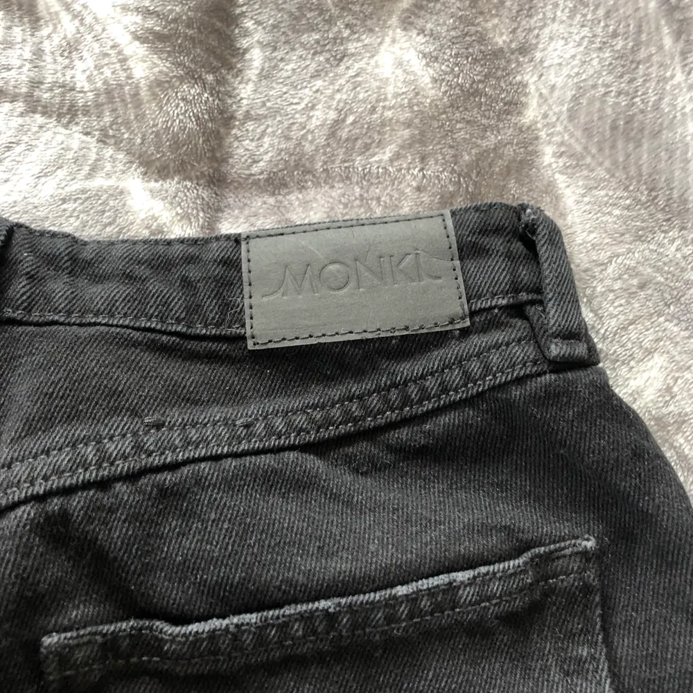 Ett par svarta jeans från monkl. Super fina till vilket tillfälle som helst. Sitter jättefint på kroppen. Det står inte vilken storlek men skulle säga 32/34. 150kr + frakt. . Jeans & Byxor.
