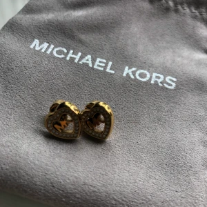 Michael kors örhängen  - Jättesöta Michael kors örhängen som är äkta. Nästan helt oanvända och jag har även gjort rent dem. Frakt ingår i priset. Dustbag medföljer.
