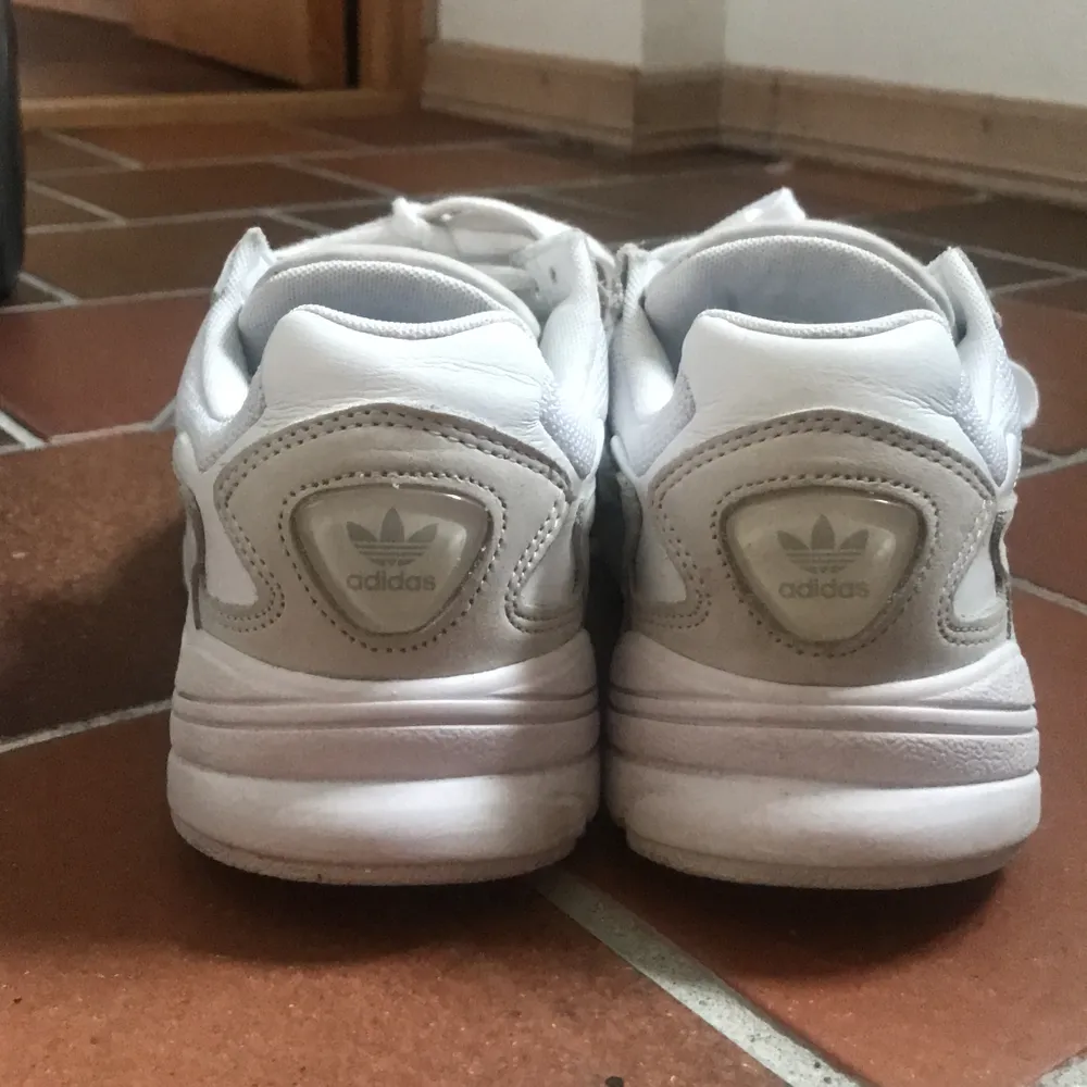 Ett par Adidas Falcon använda 2-3 gånger totalt. Nyskick köpta för 999kr. Sjukt snygga basic sneakers!. Skor.