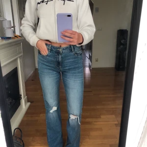 Snygga raka jeans💙 - blåa as snygga raka jeans med slitningar och hål💙💙 