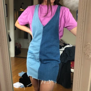 Jeansklänning - Jeansklännong från HM med slitning nertill! I storlek 34.