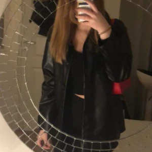 Jacka - Säljer en skinnjacka i storlek M, den är super super fin men använder den sällan. Har själv storlek xs/s så den är lite oversize