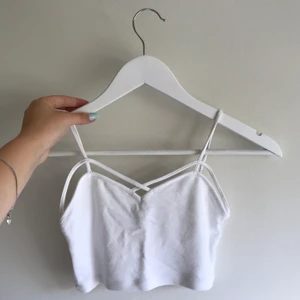 Topp  - Supersöt topp från Brandy Melville, säljer pga inte min stil. Använd endast ett fåtal gånger så i väldigt fint skick. Köparen står för frakten!!💖💖