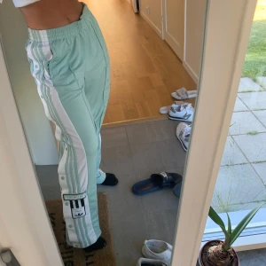 Adidas tracks - Aldrig använda, fick dom och dom är förstora samt inte min stil. Nypris runt 500kr💗