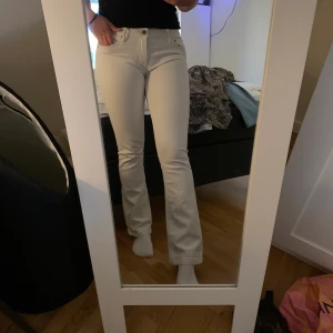Vita bootcut Jeans!  - Snygga vita jeans från Crocker. Köpte dessa för drygt 700kr. Finns en liten fläck på ena låret. Storlek 29/31