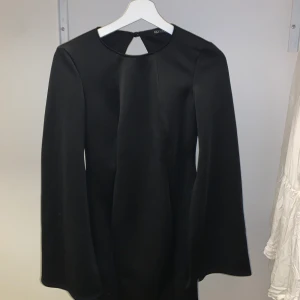 Nly klänning stel S  - Svart figursydd Nly klänning strl S, slits i armarna och öppen rygg. Endast använd 1 gång så i nyskick. finns i örebro, kan posta