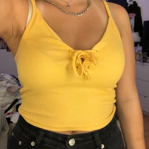 Gult linne - Gult linne med knyt fram från hm säljer för 100kr inklusive frakten 🥰