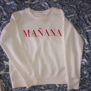 Sweatshirt XS - Vit sweatshirt i storlek XS, jätte mjuk och skön! Aldrig använt, du står för frakten!